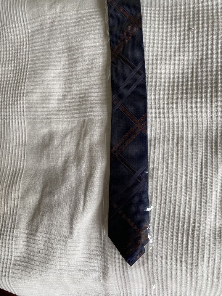 Granatowy krawat w delikatną kratę nowy