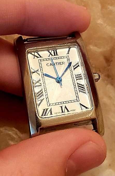 клон электронных часов Cartier в корпусе из нержавеющей стали.