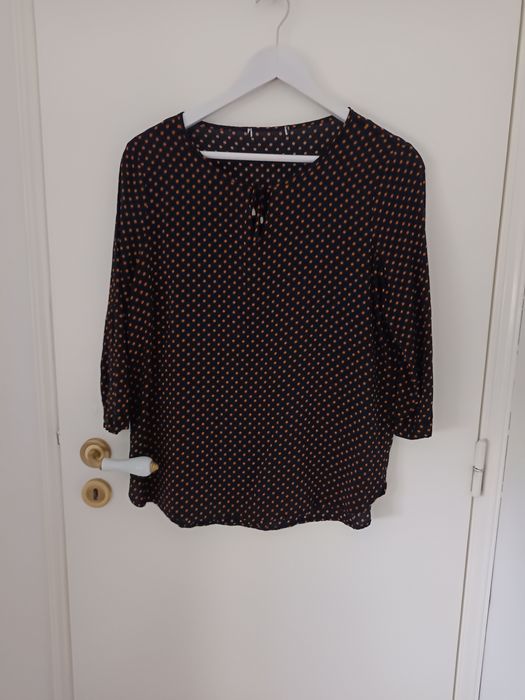 Blusa acetinada,"Casual identity"em azul, e mostarda