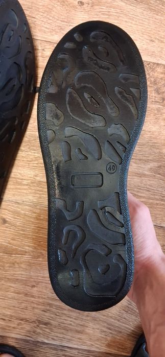 Продаж чорних туфлів 40 розміру