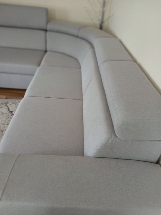 Ładny i funkcjonalny narożnik szary