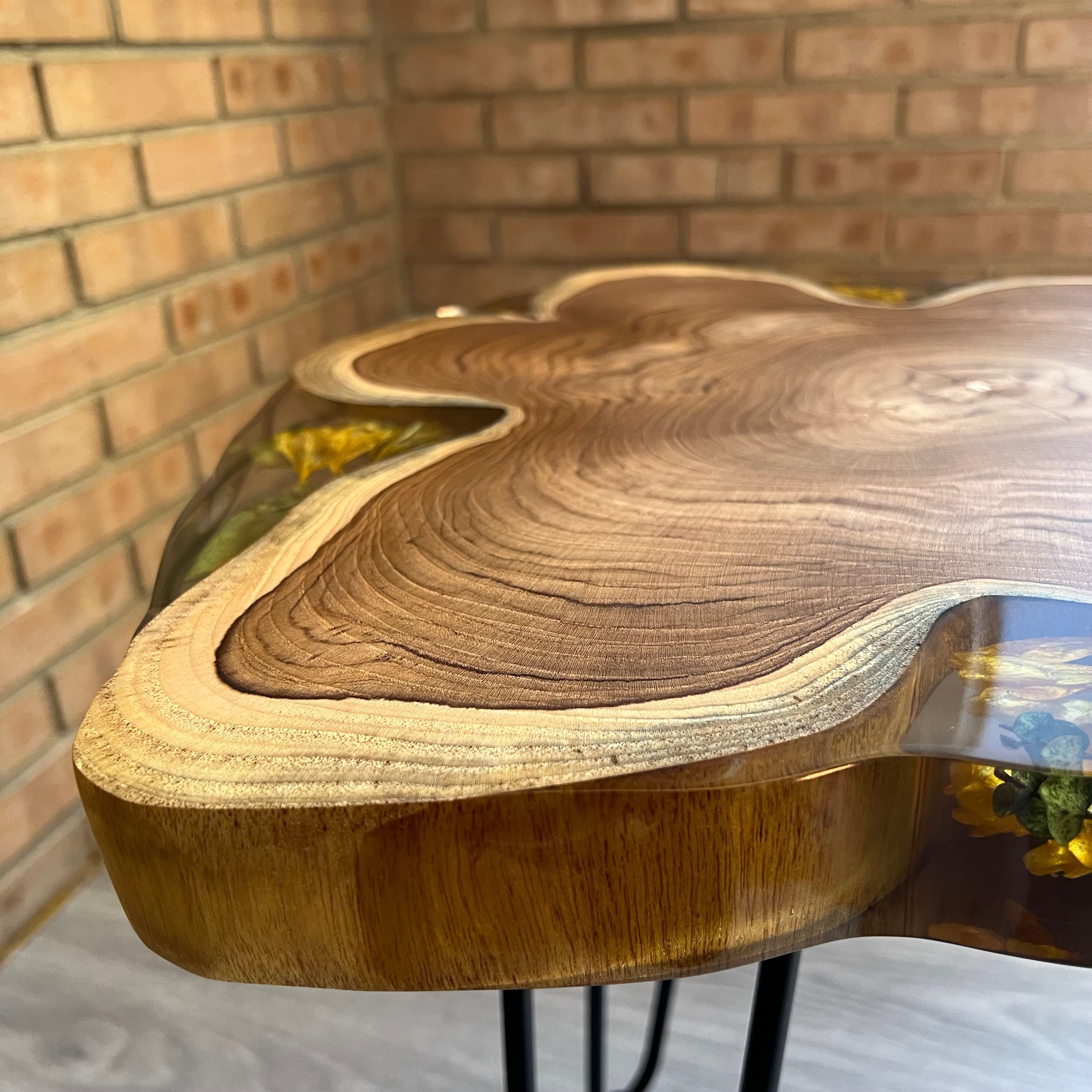 Mesa de resina epoxi com madeira e flores - feita à mão