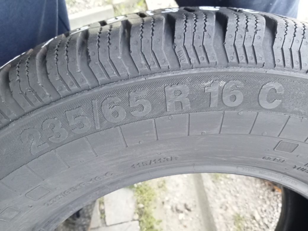 2x Opony Używane Całoroczne 235/65R16C Continental