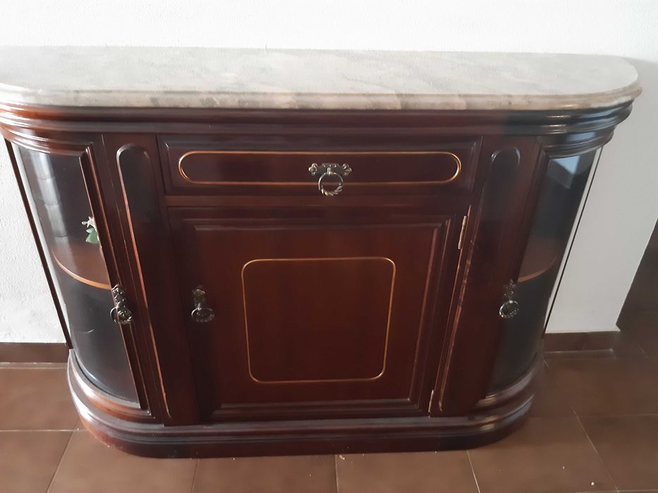 Aparador em madeira e pedra