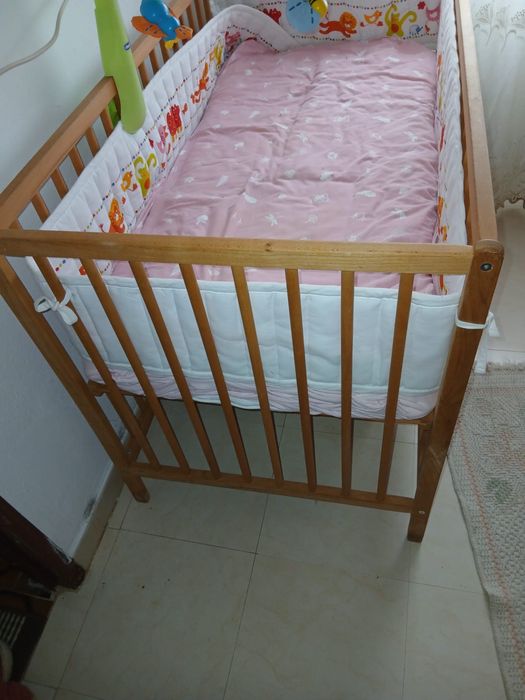 Cama de grades / berço e colchão
