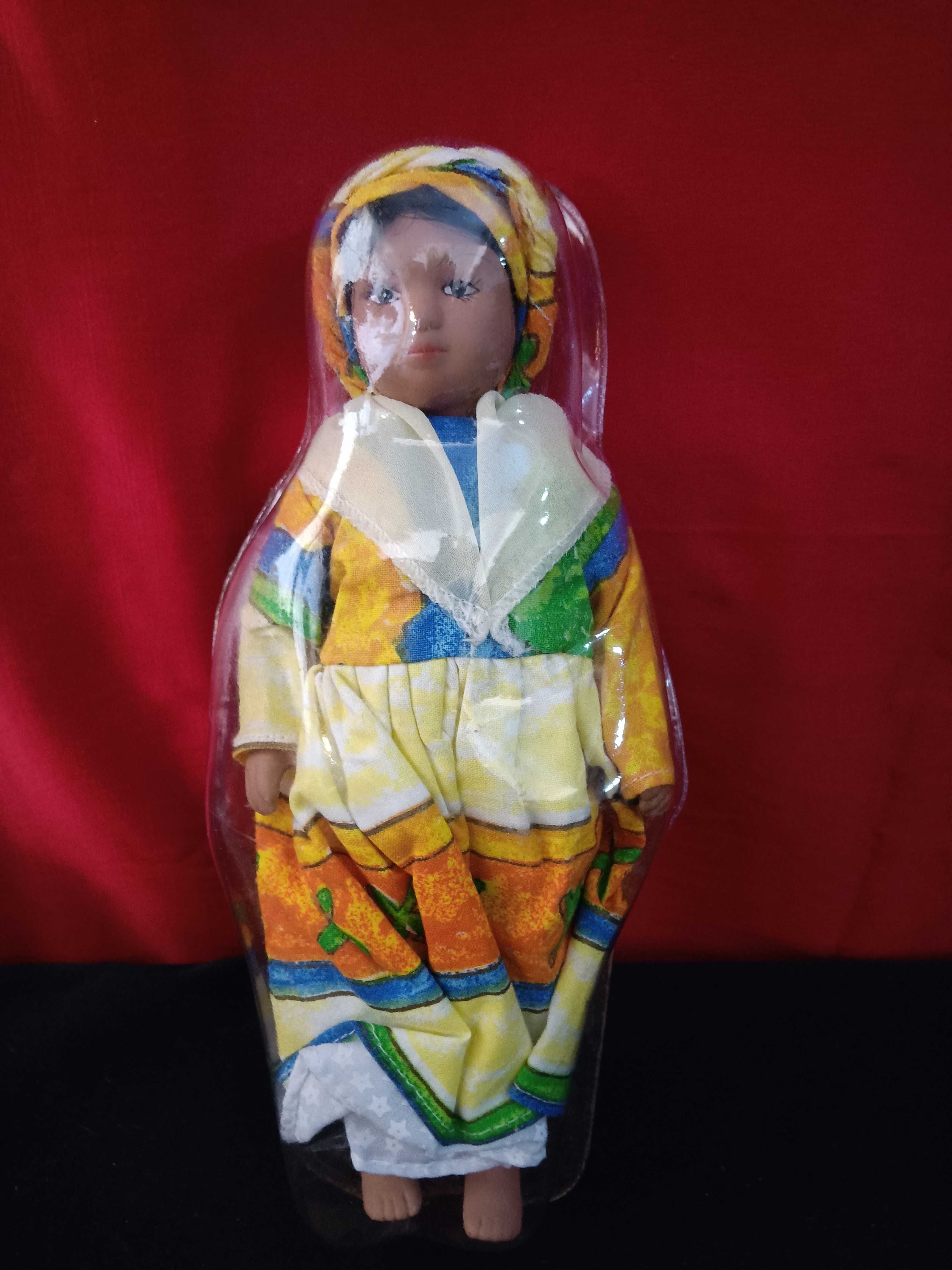 Bonecos em trajes regionais