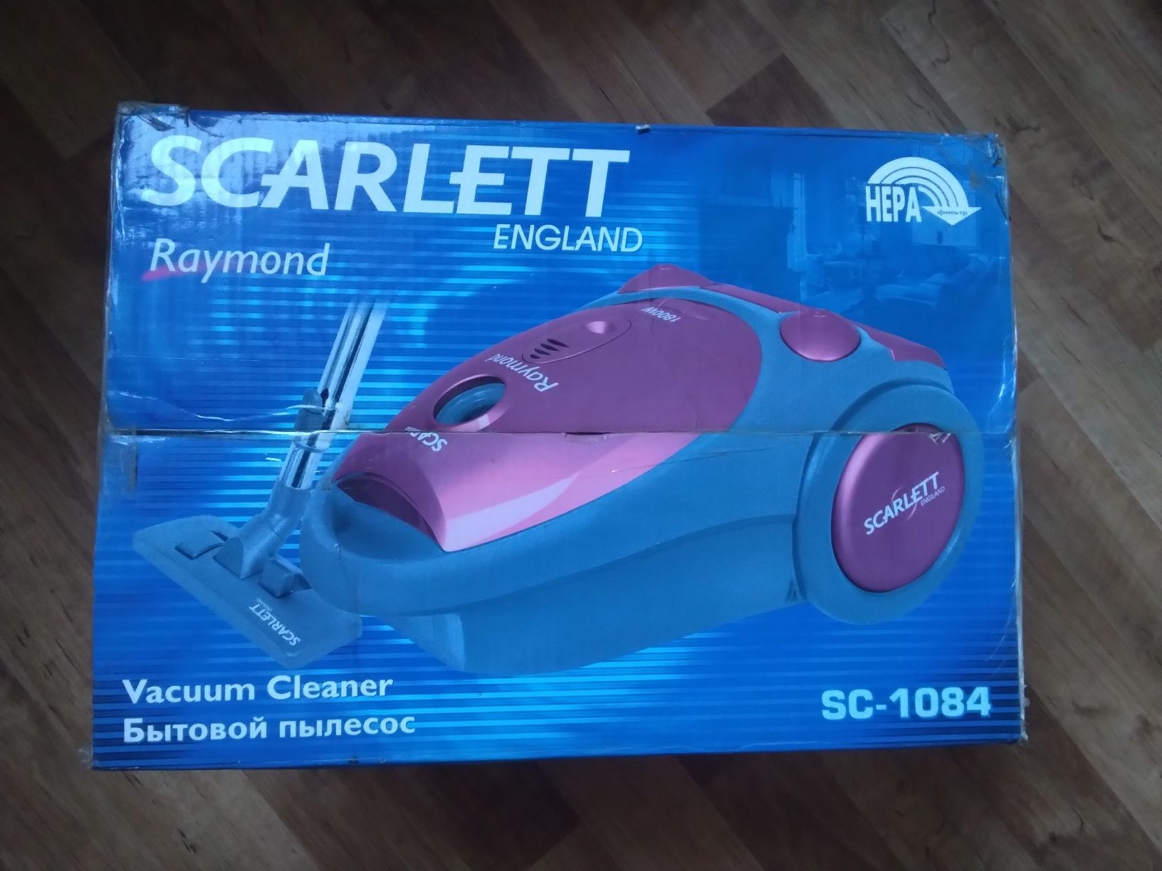 Пылесос Scarlett добротный в хорошем состоянии. Полный комплект!