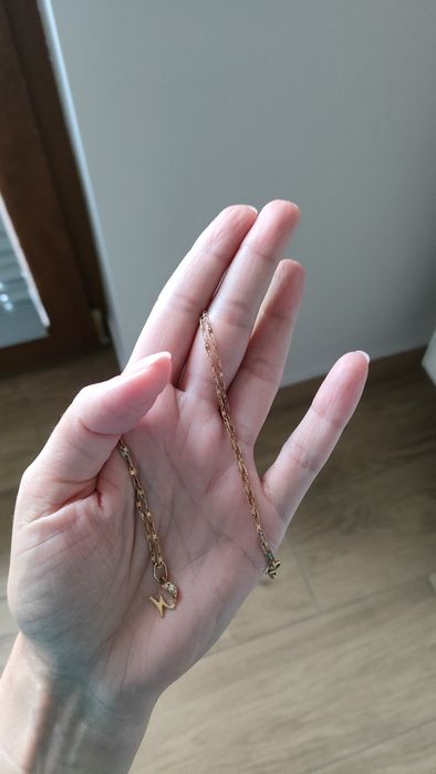 Złoty łańcuszek z zawieszką "W"