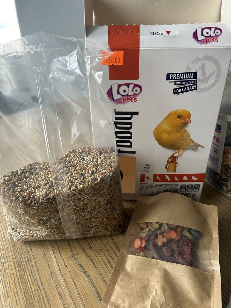Набор корма, витаминов и лакомств для попугая