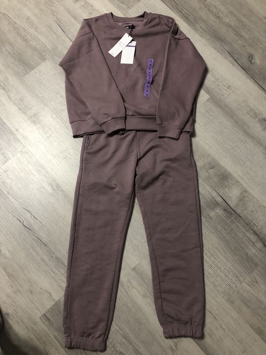 Гарний спортивний жіночий костюм