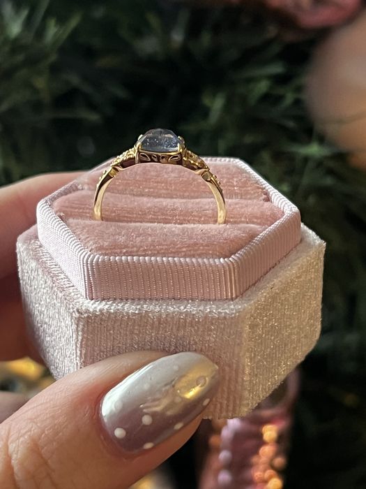 Pozłacany pierścionek ze srebra 925 z granatowym kamieniem labradoryt