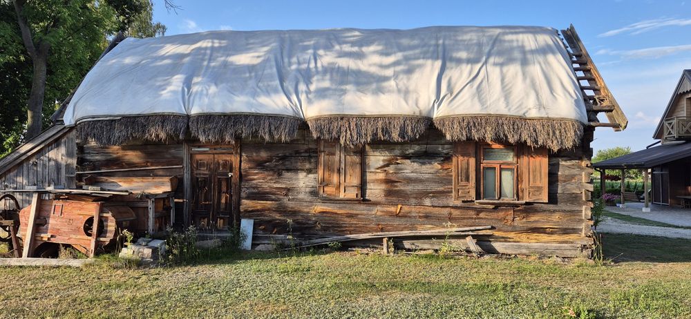 Stary drewniany dom z grubych bali