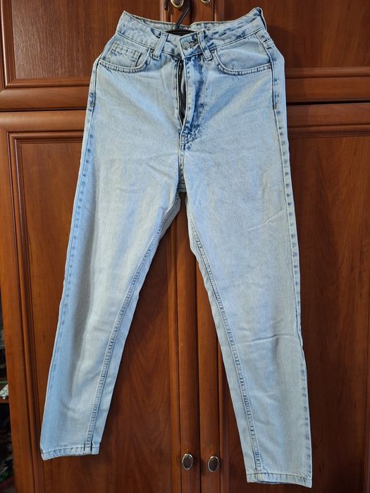 Продам блакитні джинси, 32-го розміру

розміру.