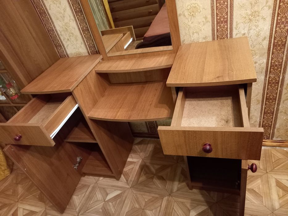 Песочін . Продам туалетний столік!