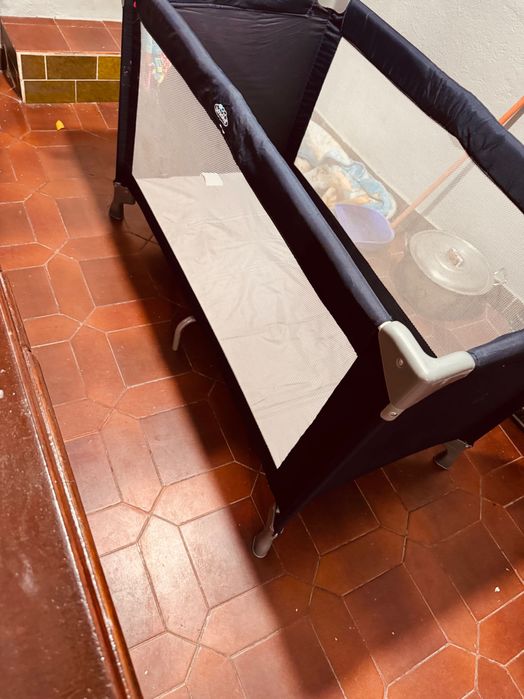 Cama de bebê desmontável como nova