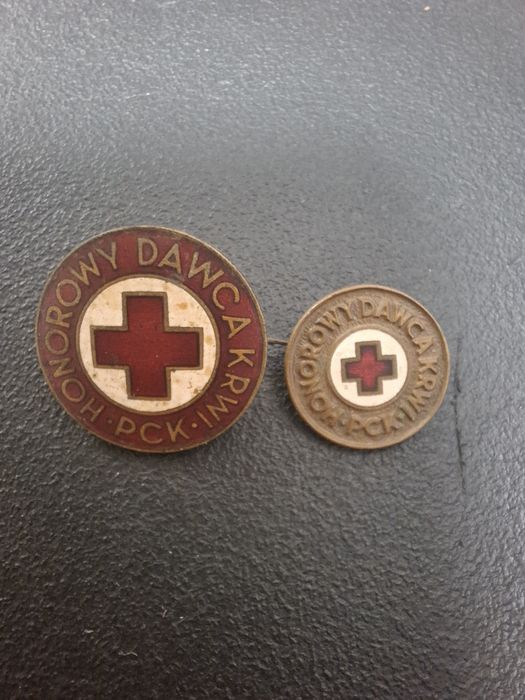 Zestaw dwóch przypinek, odznak PCK.Honorowy Dawca Krwi