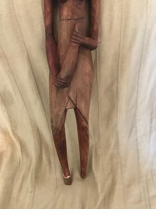 Escultura feminina em madeira africana