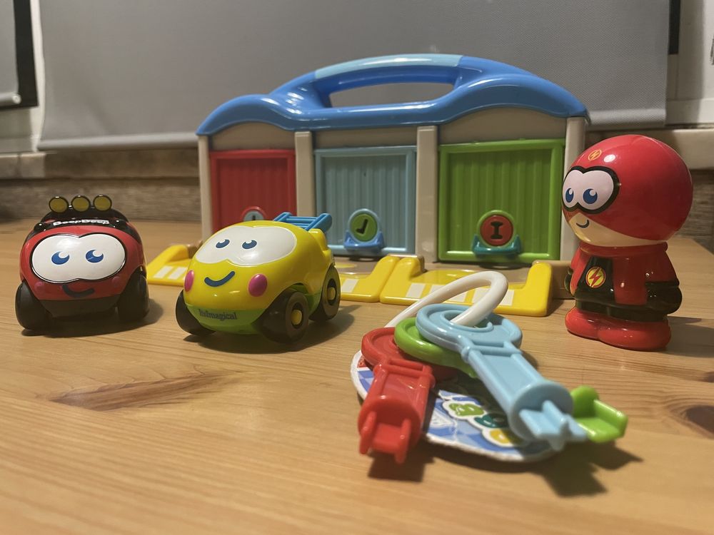 Vendo Garagem com 2 carros e boneco Imaginarium como nova