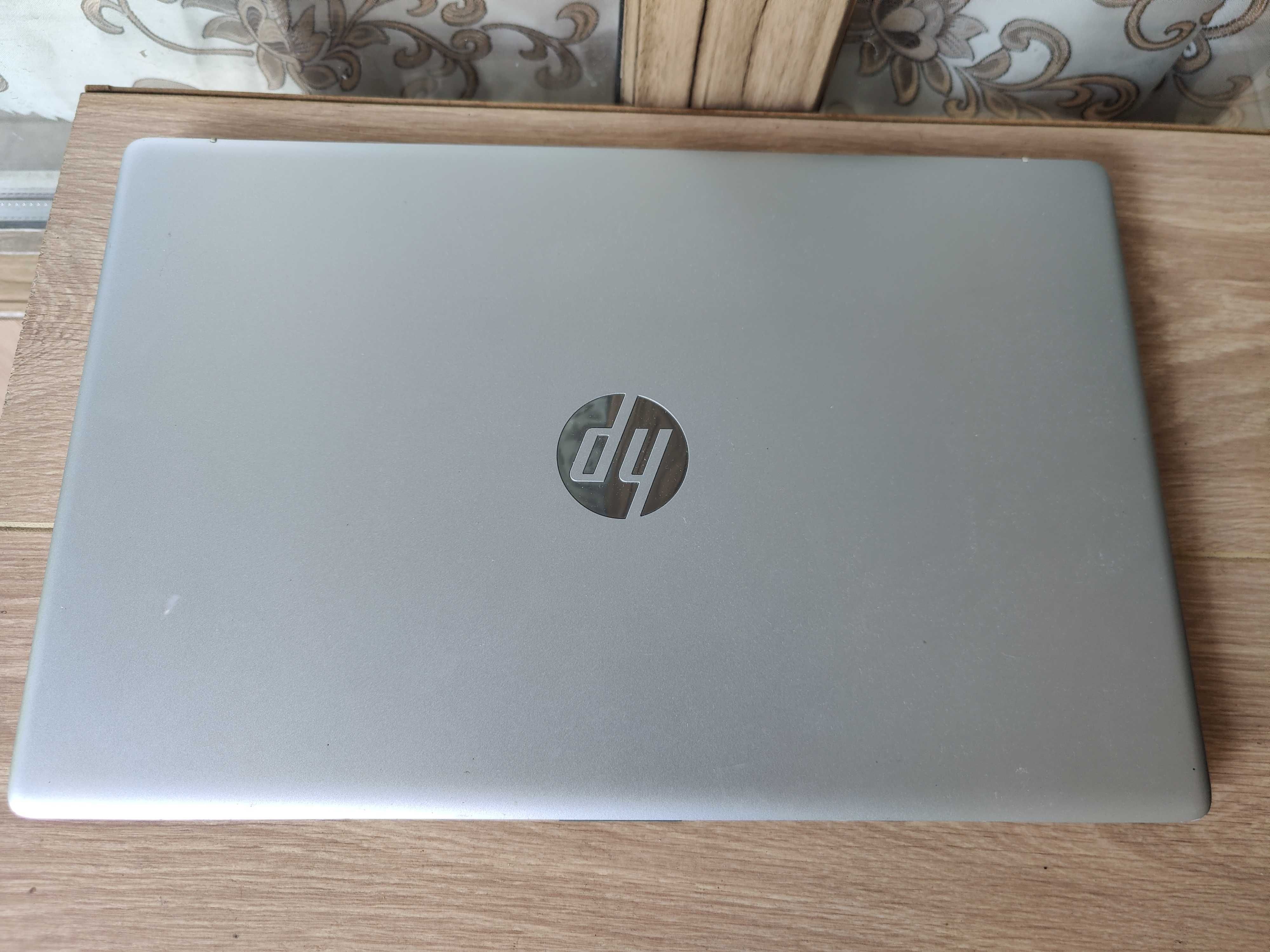Ноутбук HP Laptop 17.3-cp0034ua 8/256SSd