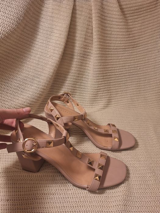 Różowe buty na obcasie
