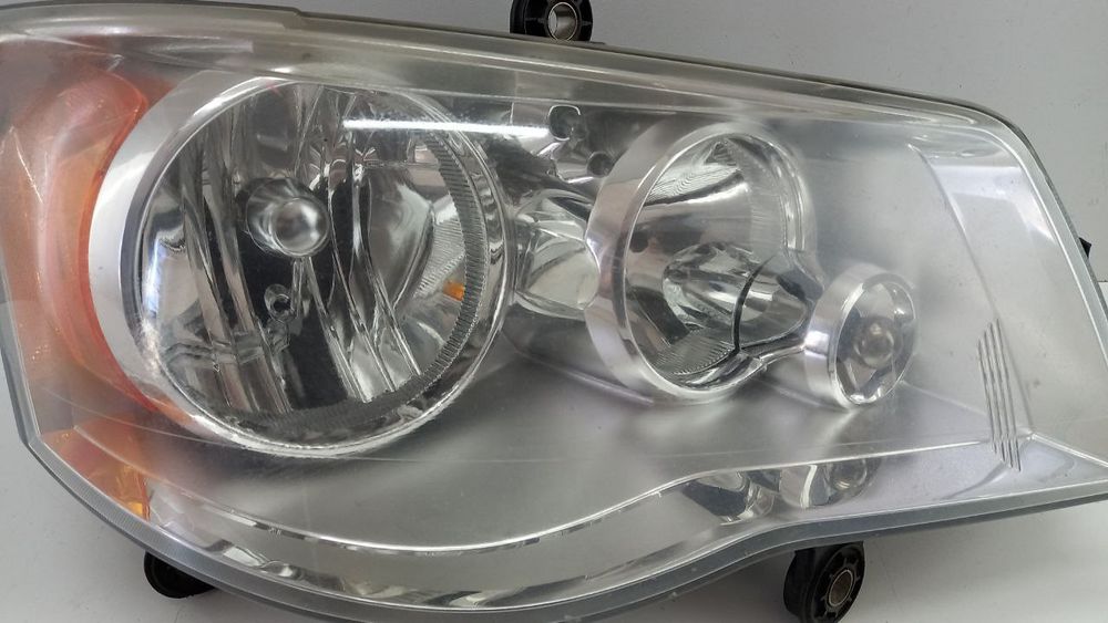 Фара правая Chrysler Voyager 2008-2012 05113340AD