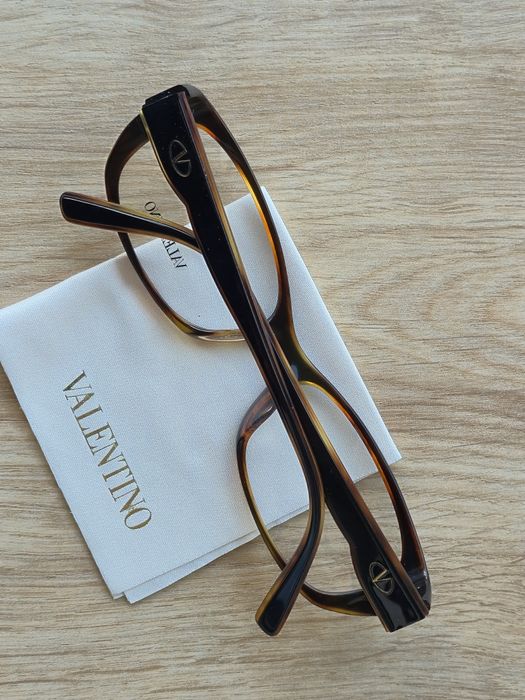 Жіноча вузька двукольорова оправа V2601 від Valentino!