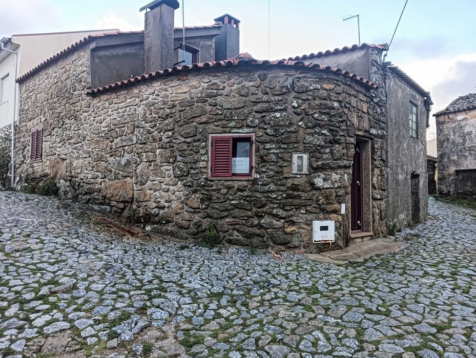 CASINHA T2 PRONTA A HABITAR NA ZONA DA MÊDA