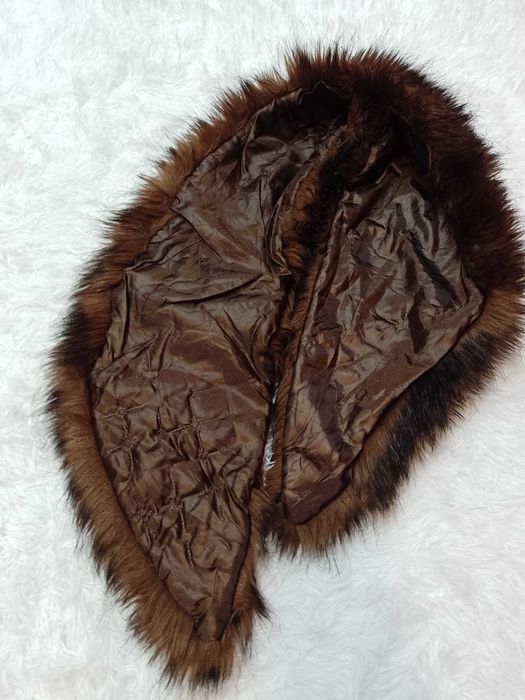 Brązowy, duży futrzany kołnierz z Londynu, futrzana etola