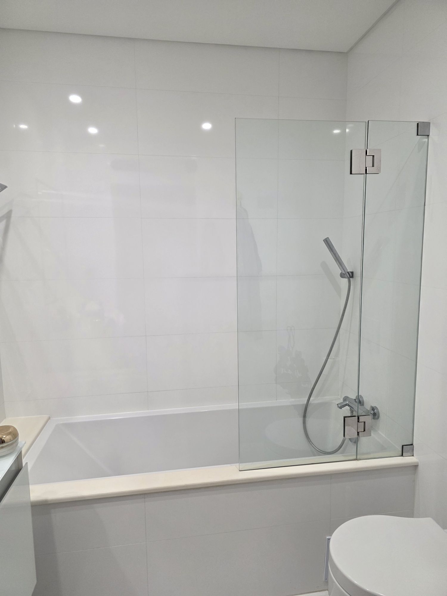 Banheira, vidro de protecção, chuveiro e mármore