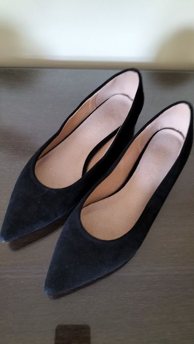 Sapatos rasos elegantes em pele genuína