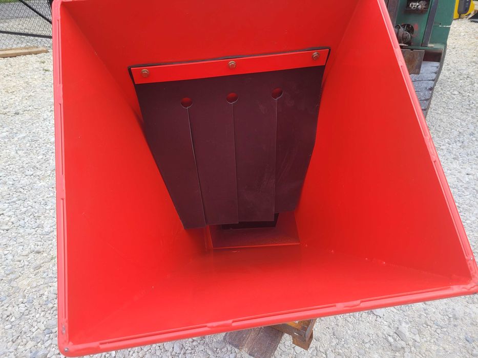 Rozdrabniacz Rębak do gałęzi do ciągnika/ MINI traktorka Siekacz DOWÓZ