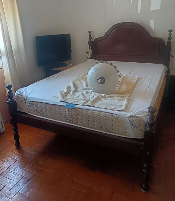 Conjunto de Mobilia de Quarto em Madeira Maciça e tampos em mármore