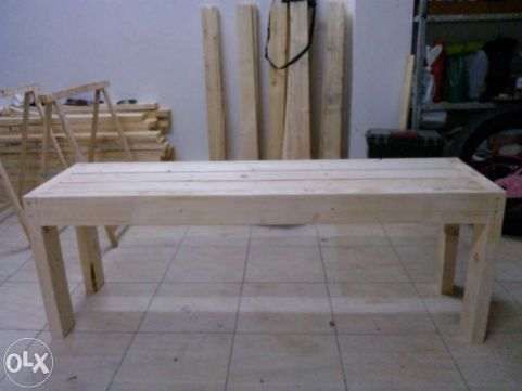 Vários bancos corridos em madeira.