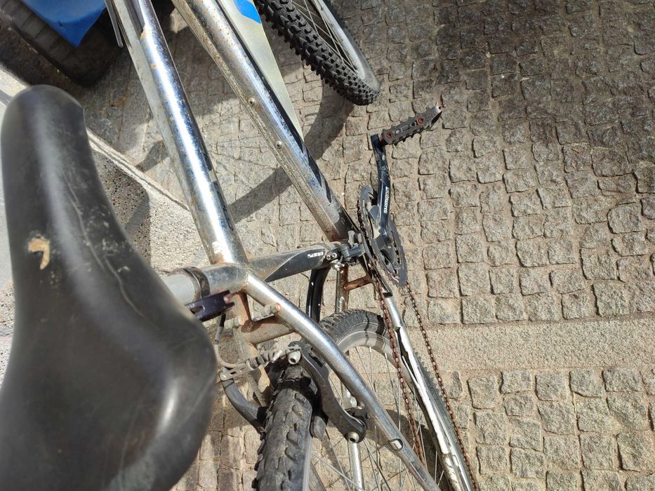 Bicicleta de montanha com suspensão frontal e travões mudanças Shimano