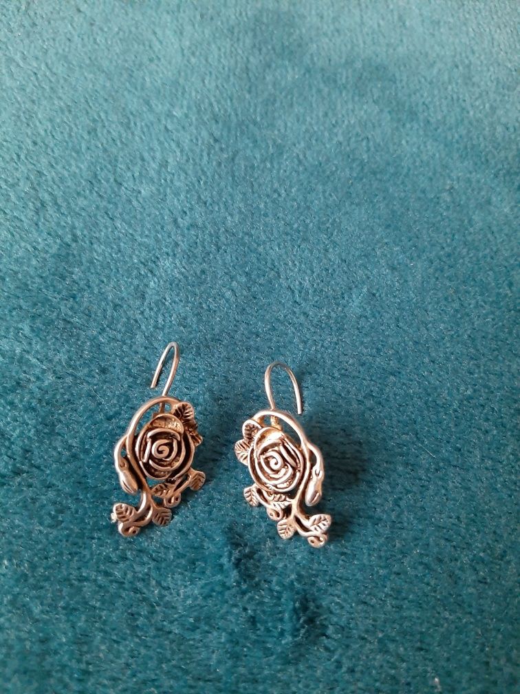 Kolczyki wiszące metalowe w kształcie róży