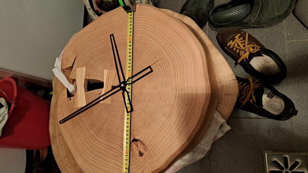 Zegar drewniany z plastra drewna