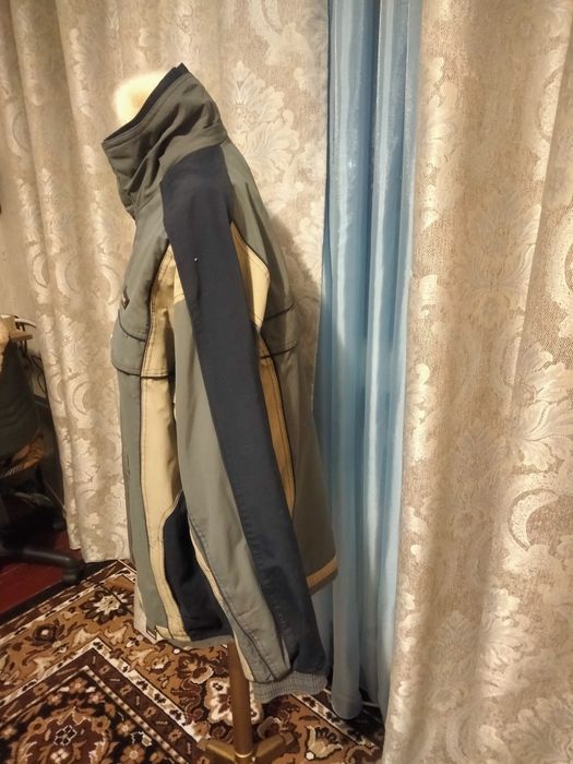 Мужскую куртка. Размер L.