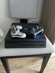PlayStation 4 Pro + 2 pady + komplet kabli