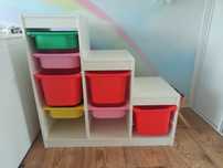 Regał Ikea Trofast z pojemnikami