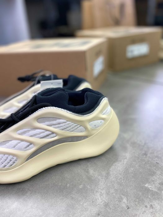 Мужские белые кроссовки Adidas Yeezy 700 v3 Azael изи йизи ob381