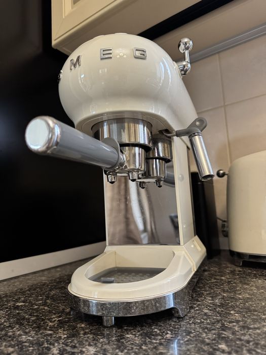 Кавомашина smeg кремова