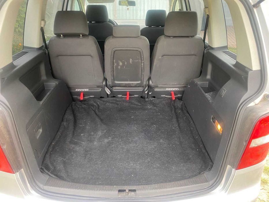 VW Touran 1,6 бензин,механіка 2004