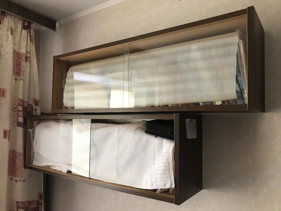 Продаются полки книжные со стеклами