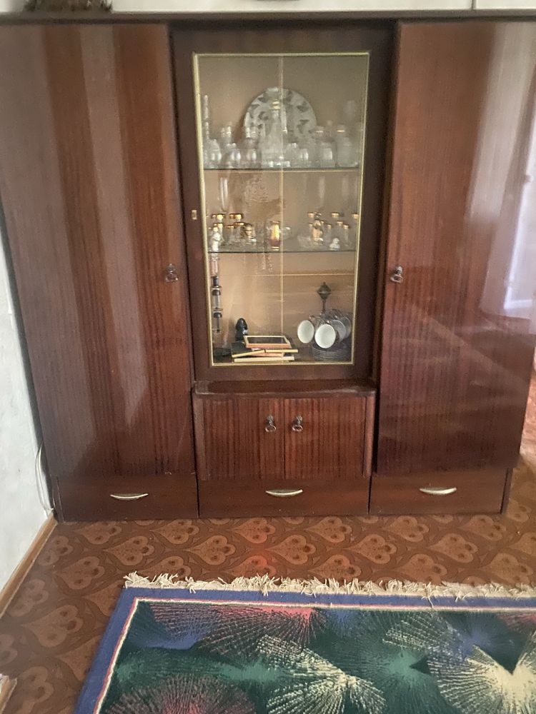 СРОЧНО продается сервант шкаф ( Германия ,дерево)