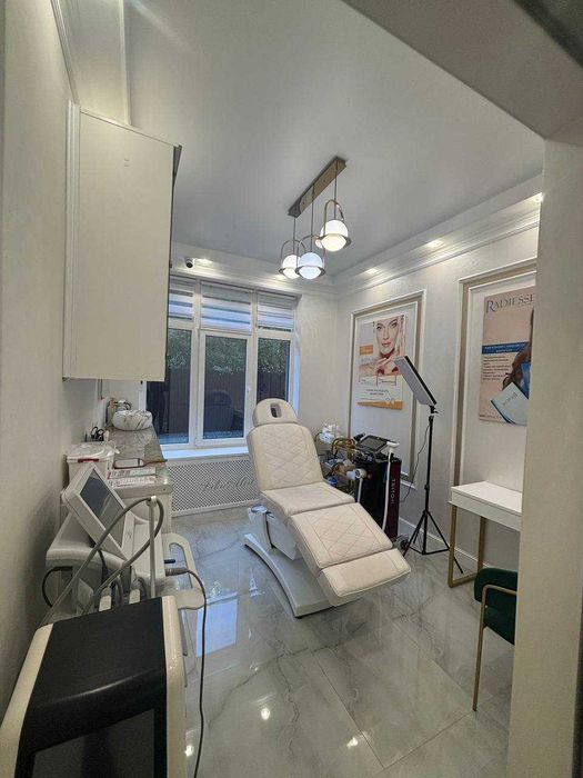 Косметологічна клініка з меблями на Печерську в ЖК KADORR