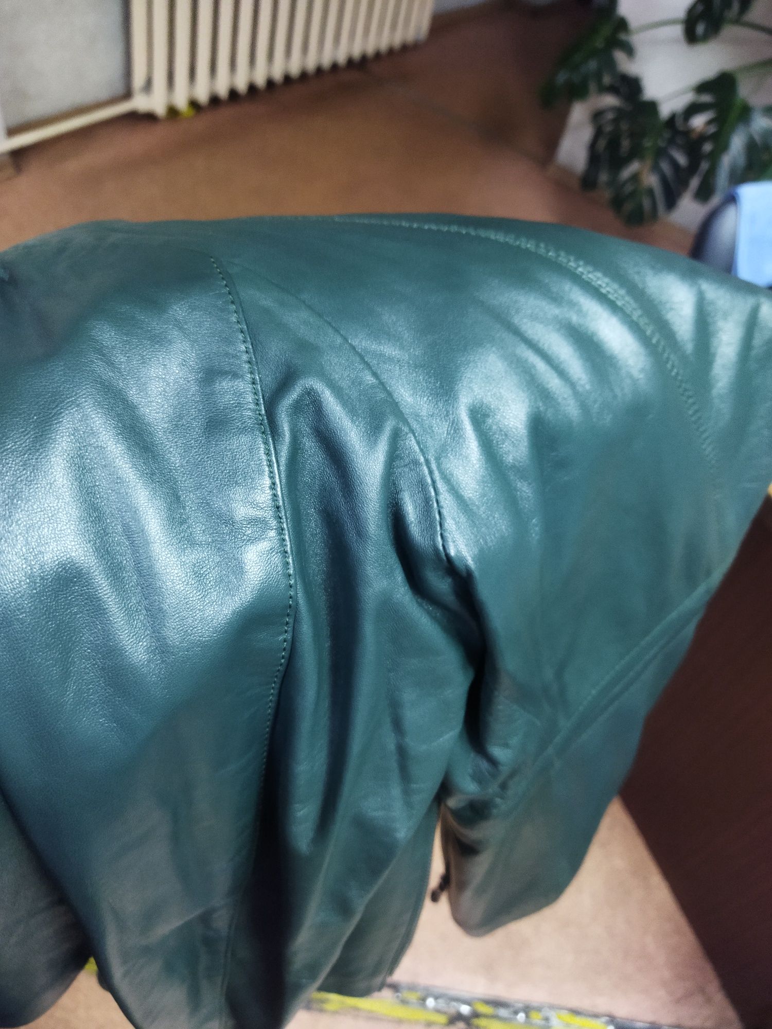 Шкіряна куртка зеленого кольору