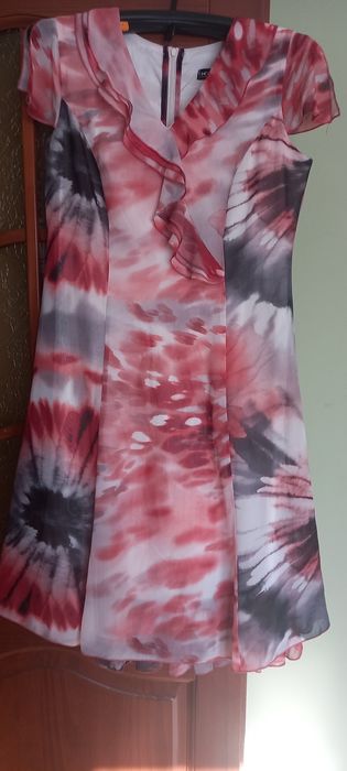 Sukienka z krótkim rękawem rozmiar 44