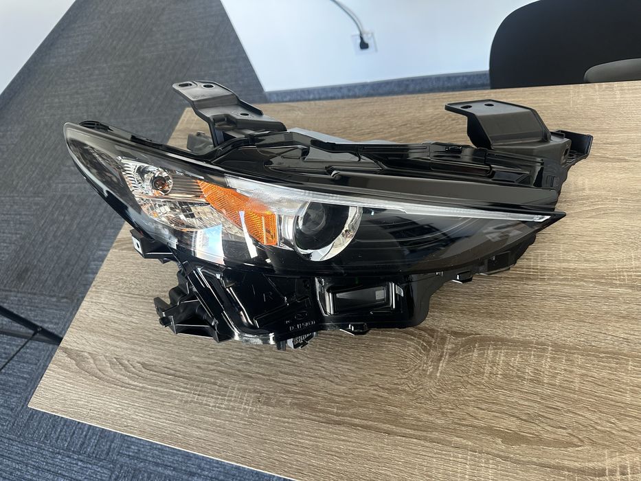 Передня фара  mazda 3 BP led