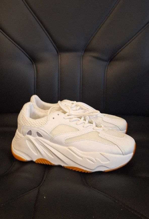 Продам білі жіночі кросівки 36-го розміру