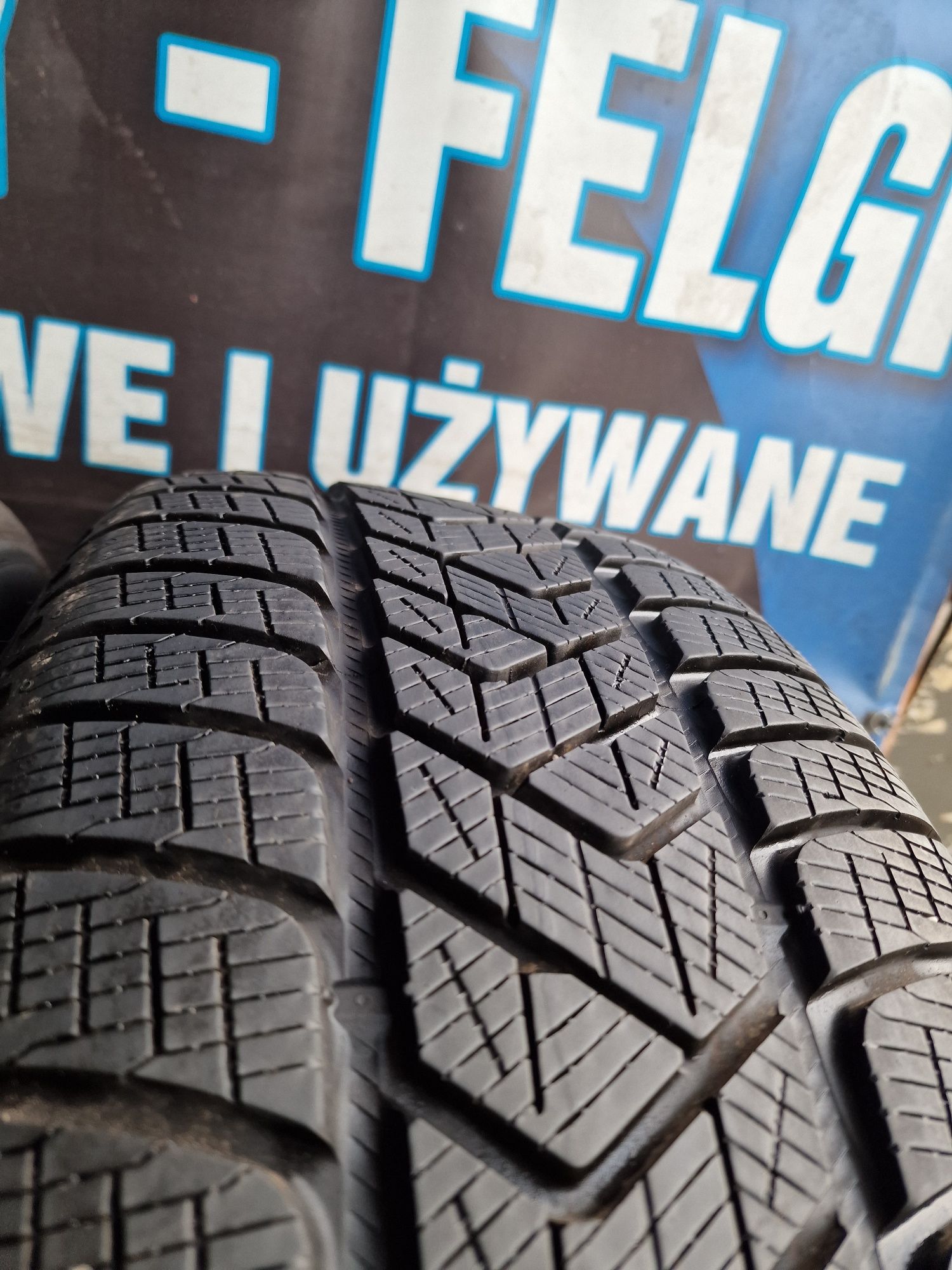 Opony zimowe 235/60/18 Pirelli Para 7.6mm 2022